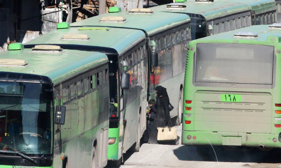 La población civil sube a los autobuses para ser evacuada.
La población civil sube a los autobuses para ser evacuada.