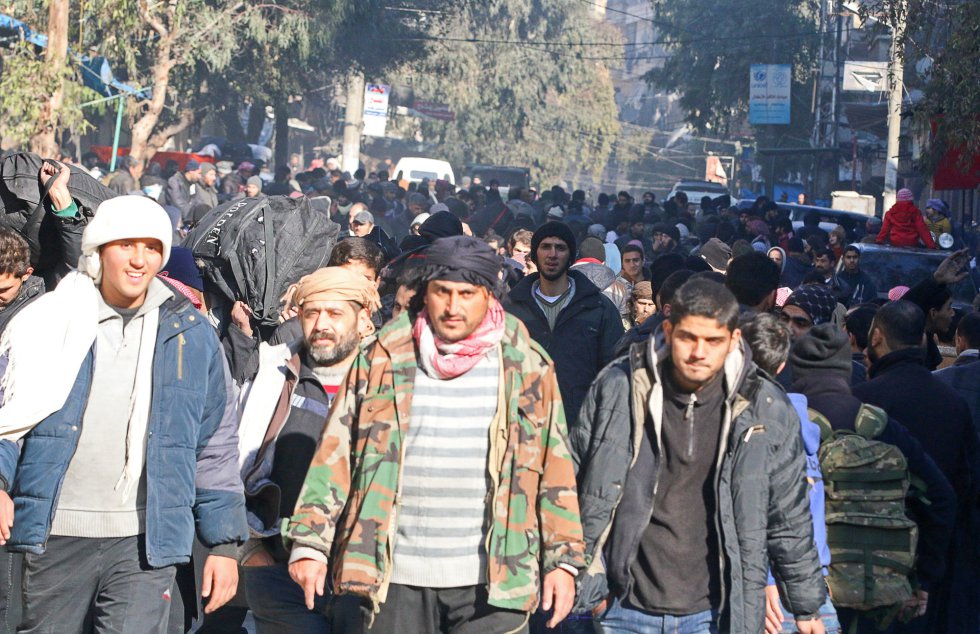 Empieza la evacuación de Alepo tras un frágil acuerdo. Empieza la evacuación de Alepo tras un frágil acuerdo.
