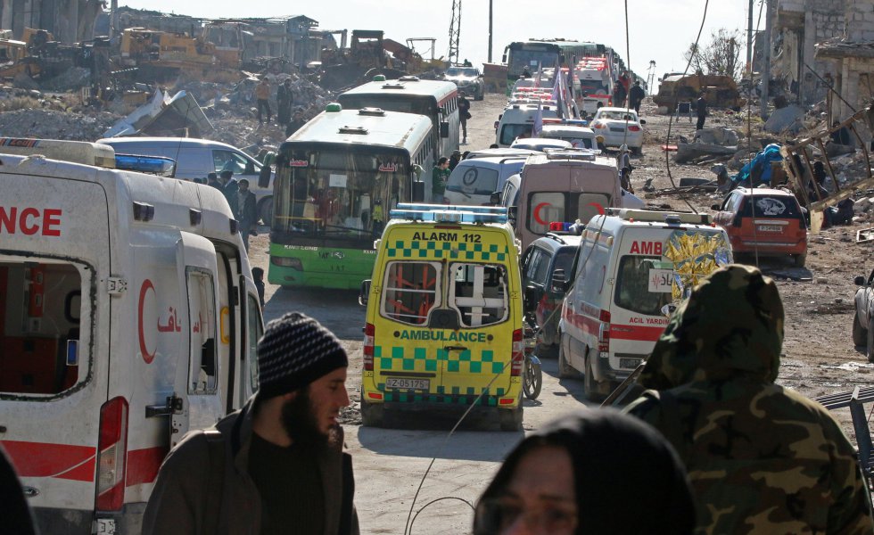Ambulancias y autobuses esperan para evacuar a la población de Alepo.
Ambulancias y autobuses esperan para evacuar a la población de Alepo.
