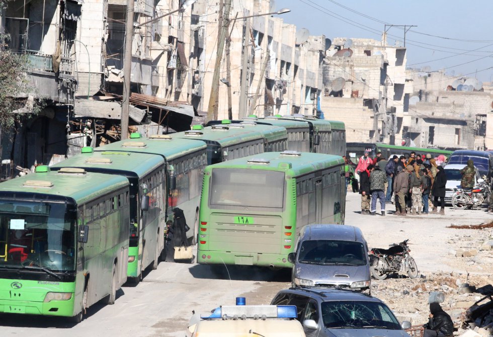 La población civil sube a los autobuses para ser evacuada.
La población civil sube a los autobuses para ser evacuada.