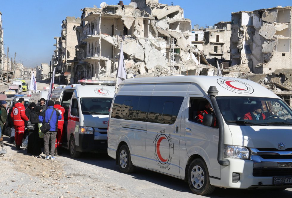 Ambulancias en pleno proceso de evacuación de la ciudad Siria de Alepo. Ambulancias en pleno proceso de evacuación de la ciudad Siria de Alepo.