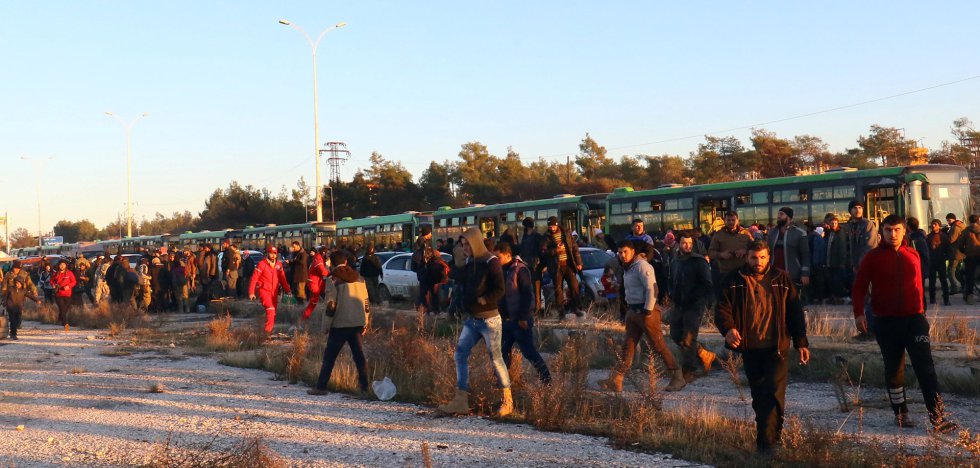 Los evacuados de Alepo llegan al pueblo de al-Rashideen. Los evacuados de Alepo llegan al pueblo de al-Rashideen.