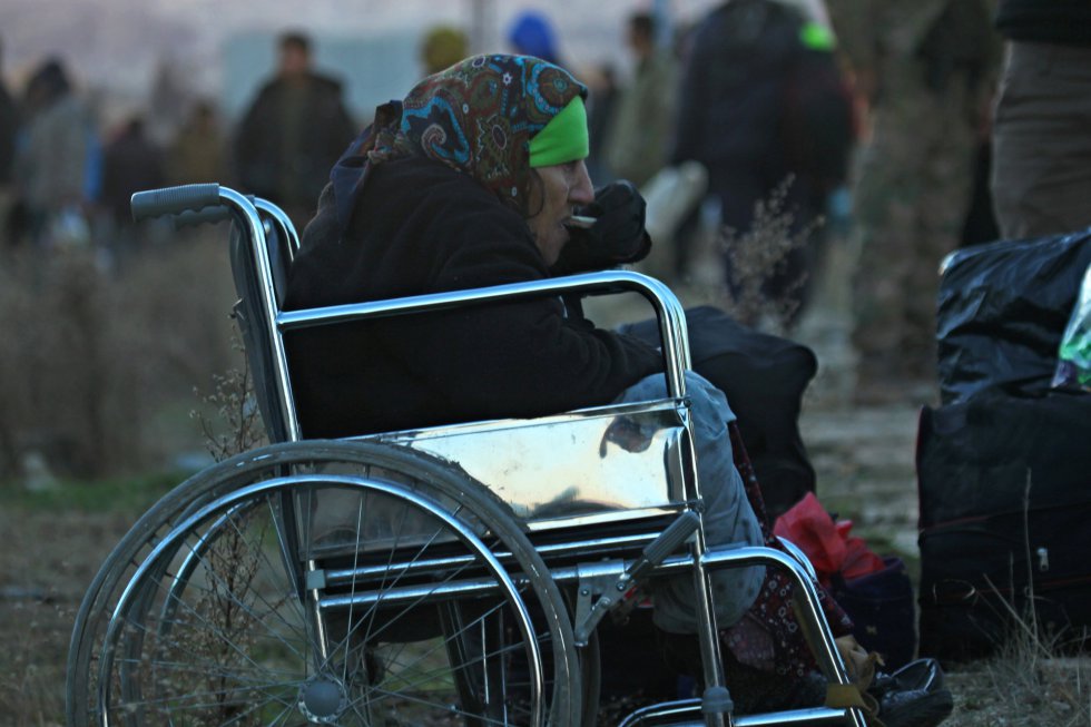 Una evacuada de Alepo llega en silla de ruedas al pueblo de al-Rashideen. Una evacuada de Alepo llega en silla de ruedas al pueblo de al-Rashideen.
