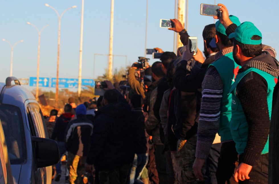 Combatientes y civiles toman fotos de la ciudada de Alepo que dejan atrás. Combatientes y civiles toman fotos de la ciudada de Alepo que dejan atrás.