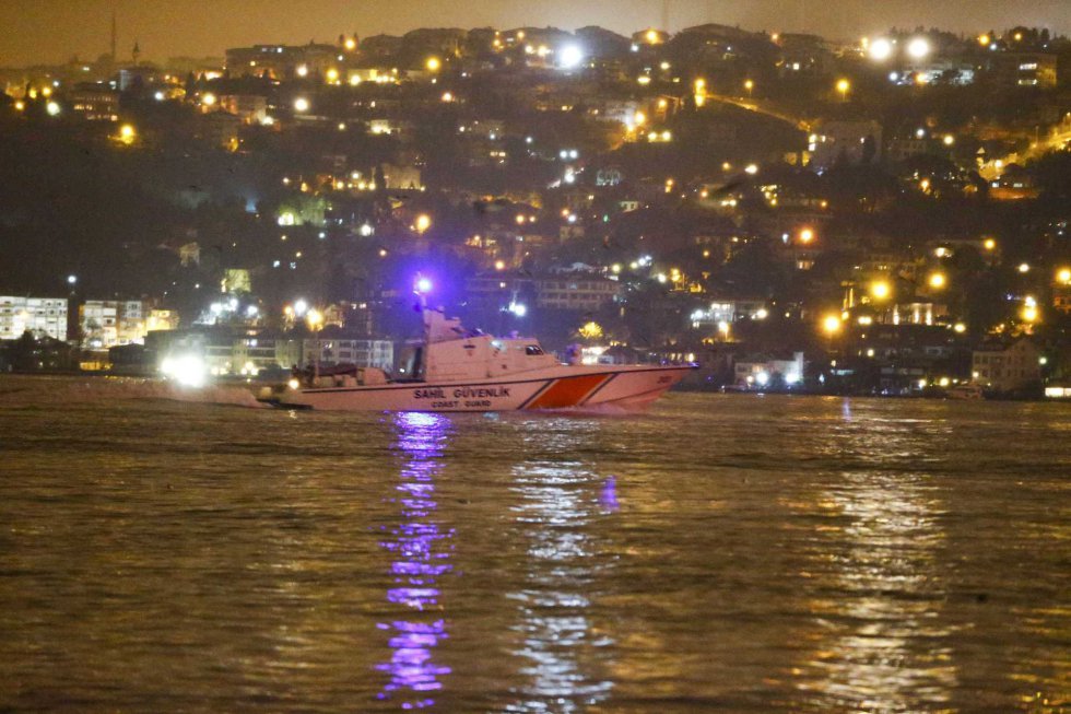 Un barco policial patrulla en el estrecho del Bósforo después del ataque a una discoteca en Estambul. Un barco policial patrulla en el estrecho del Bósforo después del ataque a una discoteca en Estambul.