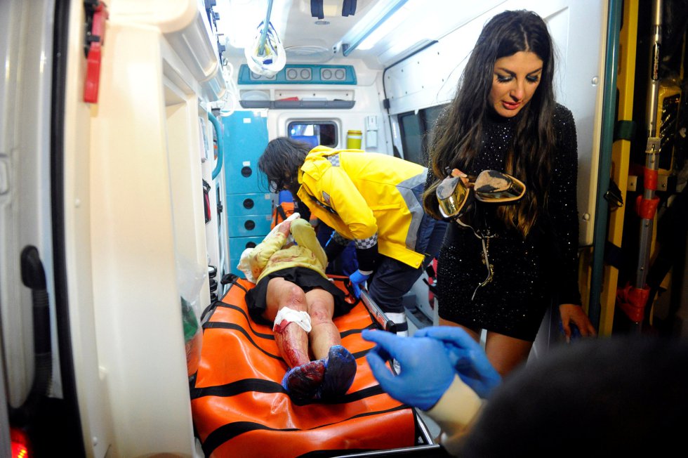 Equipos de emergencia trasladan a una mujer herida en el ataque a una fiesta de Nochevieja en Estambul. Equipos de emergencia trasladan a una mujer herida en el ataque a una fiesta de Nochevieja en Estambul.