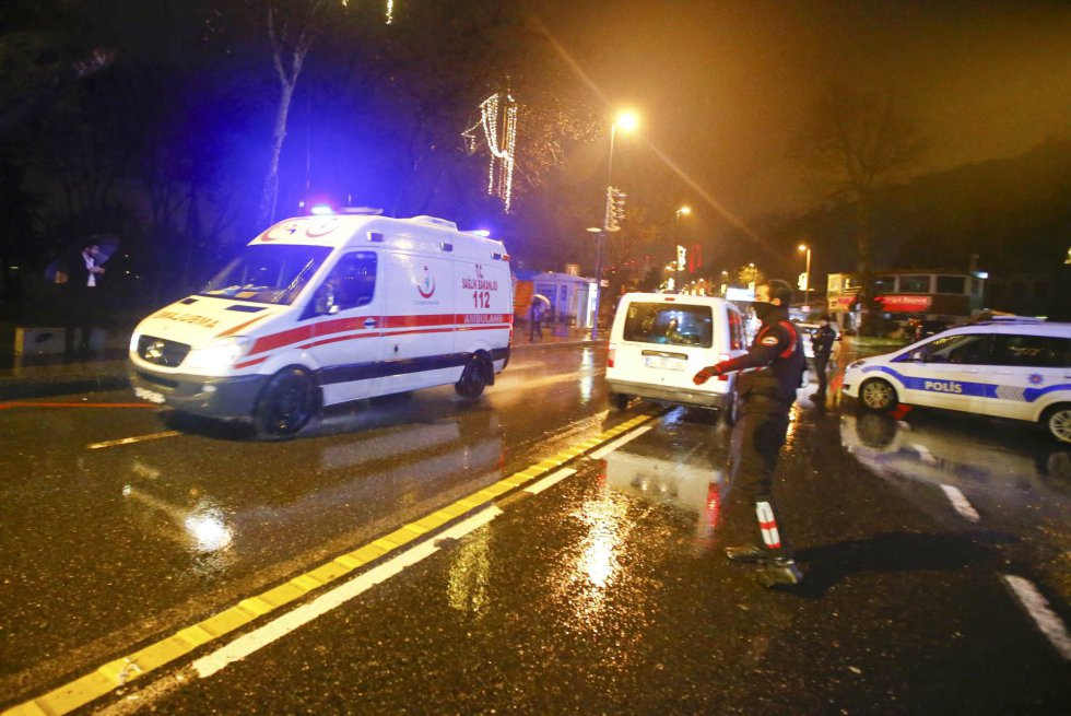 Una ambulancia llega a la discoteca donde varios desconocidos han abierto fuego durante una fiesta de Nochevieja. Una ambulancia llega a la discoteca donde varios desconocidos han abierto fuego durante una fiesta de Nochevieja.