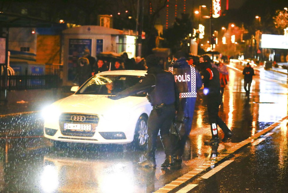 Control policial junto a la discoteca atacada en Estambul. Control policial junto a la discoteca atacada en Estambul.