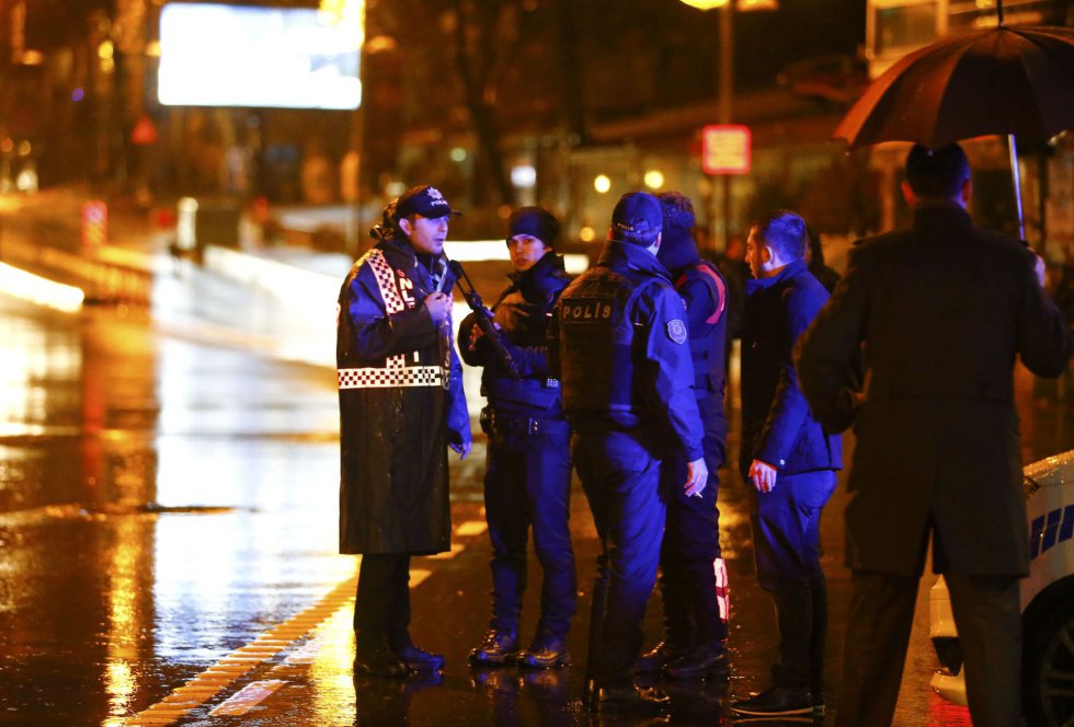 Varios agentes de policía, cerca del club donde ha tenido lugar el ataque a la fiesta de Nochevieja en Estambul. Varios agentes de policía, cerca del club donde ha tenido lugar el ataque a la fiesta de Nochevieja en Estambul.