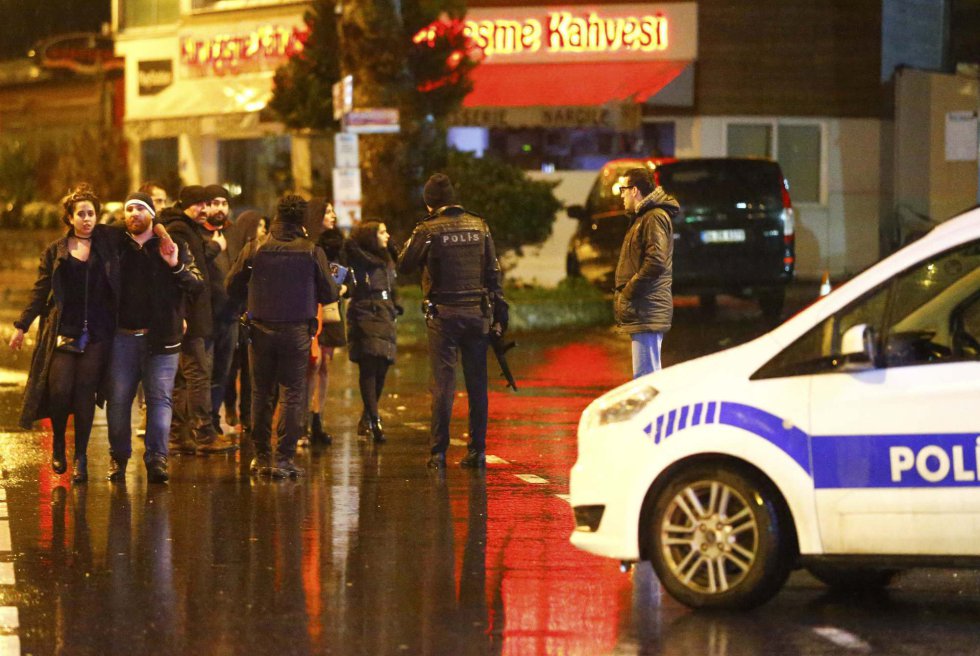 Varios policías patrullan en las inmediaciones de la discoteca atacada en Estambul. Varios policías patrullan en las inmediaciones de la discoteca atacada en Estambul.
