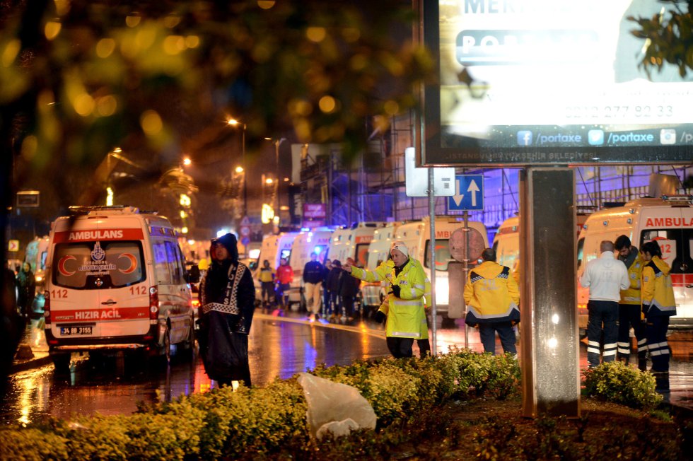 Los equipos de emergencia, junto al club atacado en Estambul. Los equipos de emergencia, junto al club atacado en Estambul.