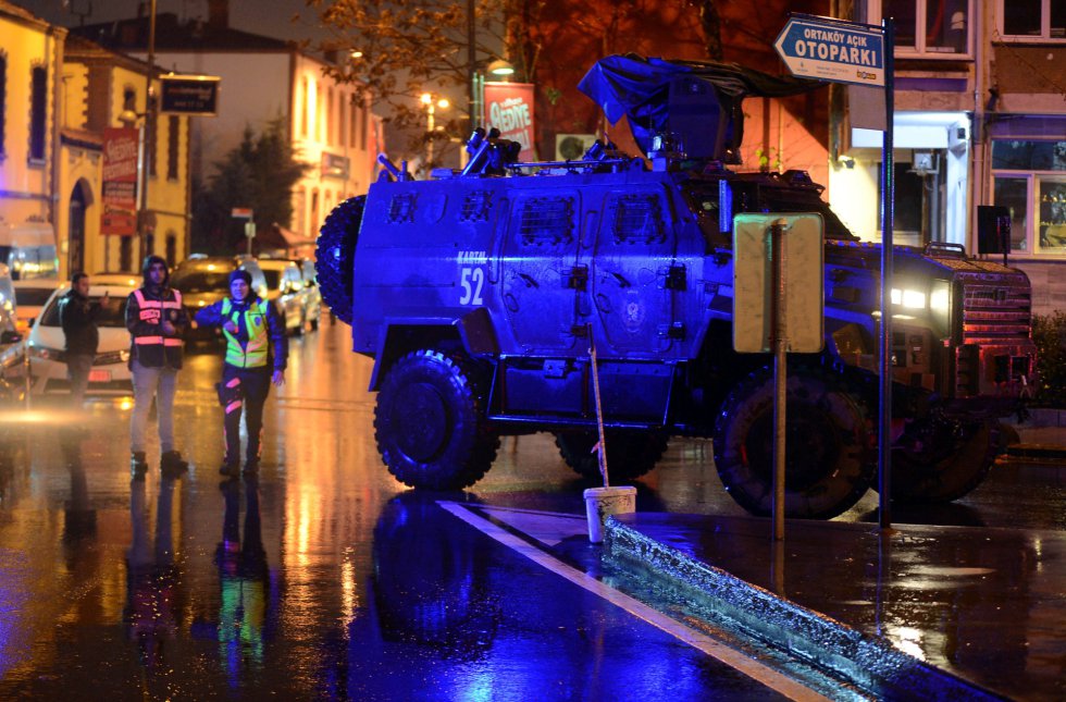 Una patrulla policial, en la zona cercana a la fiesta de Nochevieja donde se ha producido el ataque terrorista en Estambul. Una patrulla policial, en la zona cercana a la fiesta de Nochevieja donde se ha producido el ataque terrorista en Estambul.