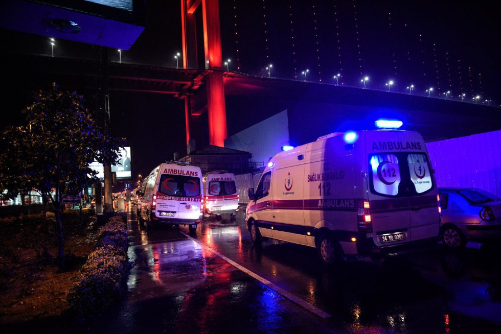 Varias ambulancias trasladan a los heridos en el ataque a una fiesta de Nochevieja en Estambul. Varias ambulancias trasladan a los heridos en el ataque a una fiesta de Nochevieja en Estambul.