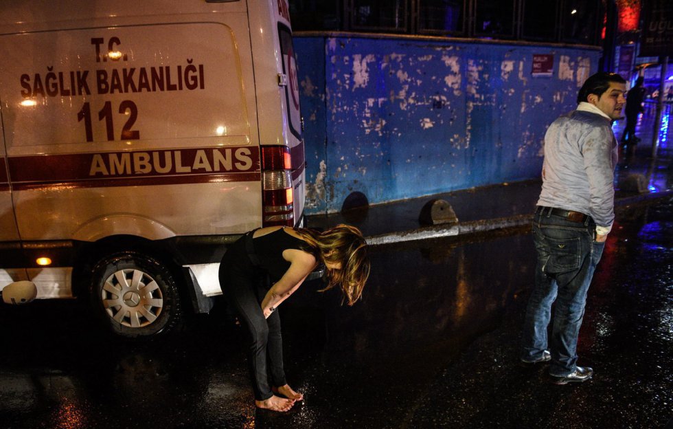 Varios asistentes a la fiesta de Nochevieja atacada, junto a las ambulancias en las inmediaciones del club Reina. Varios asistentes a la fiesta de Nochevieja atacada, junto a las ambulancias en las inmediaciones del club Reina.