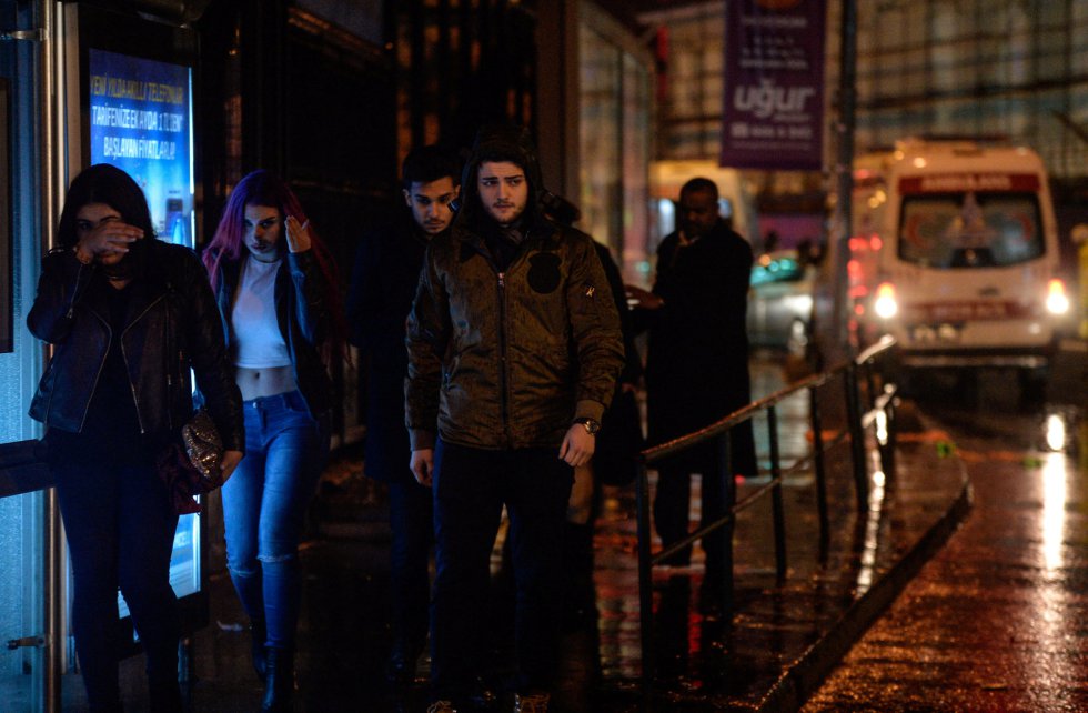 Varias personas abandonan la sala de fiestas atacada durante la Nochevieja en Estambul. Varias personas abandonan la sala de fiestas atacada durante la Nochevieja en Estambul.