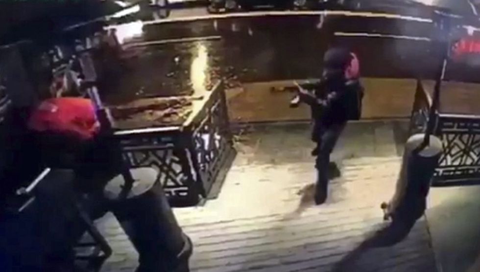 El terrorista fue captado por una cámara de seguridad de la sala Reina. El ataque ha sido reivindicado por el Dáesh. El terrorista fue captado por una cámara de seguridad de la sala Reina. El ataque ha sido reivindicado por el Dáesh.