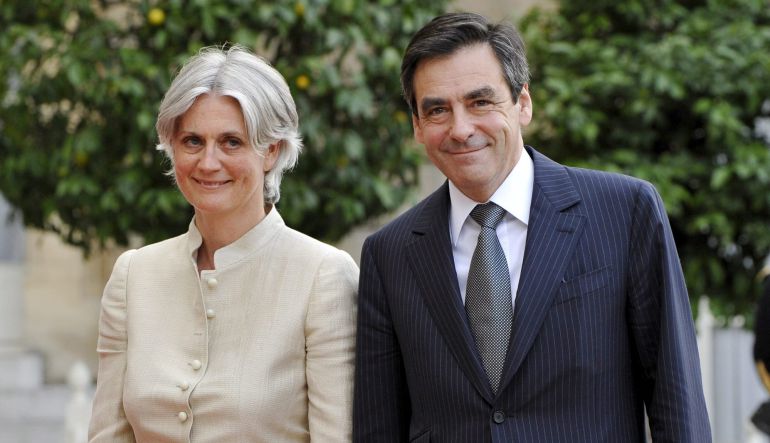 Fotografía de archivo tomada el 13 de junio de 2008 que muestra al entonces primer ministro galo, François Fillon, junto a su mujer, Penelope Clarke, en el Palacio del Elíseo en París 