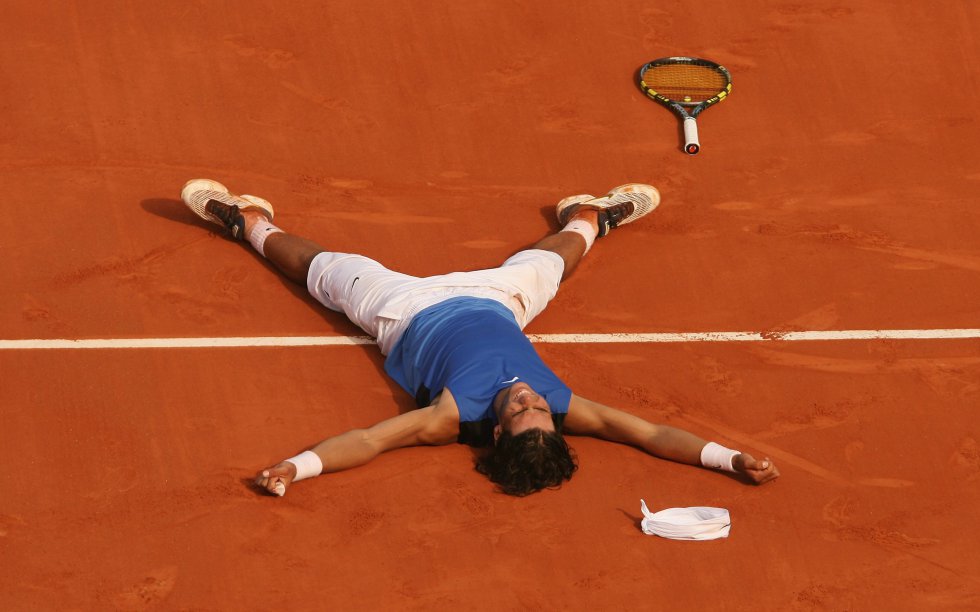 Nadal ya sabía lo que era ganar en París, pero en 2006 venció a Federer sobre la arcilla de Roland Garros por 1-6, 6-1, 6-4 y 7-6 (4). Nadal ya sabía lo que era ganar en París, pero en 2006 venció a Federer sobre la arcilla de Roland Garros por 1-6, 6-1, 6-4 y 7-6 (4).