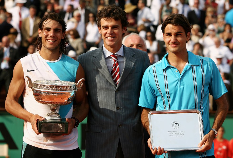 Un año después, Nadal y Federer se volvían a ver las caras en la gran final de Roland Garros en 2007. El manacorí se hizo grande ante el suizo, 6-3, 4-6, 6-3 y 6-4. Un año después, Nadal y Federer se volvían a ver las caras en la gran final de Roland Garros en 2007. El manacorí se hizo grande ante el suizo, 6-3, 4-6, 6-3 y 6-4.