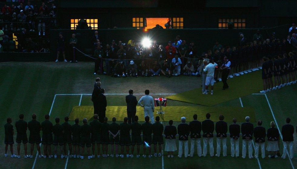 Rafa Nadal se alzó como campeón de Wimbledon en 2008 al ganar al suizo por 6-4, 6-4, 6-7 (5), 6-7 (8) y 9-7. Muchos han considerado este partido como el mejor de la historia. Rafa Nadal se alzó como campeón de Wimbledon en 2008 al ganar al suizo por 6-4, 6-4, 6-7 (5), 6-7 (8) y 9-7. Muchos han considerado este partido como el mejor de la historia.