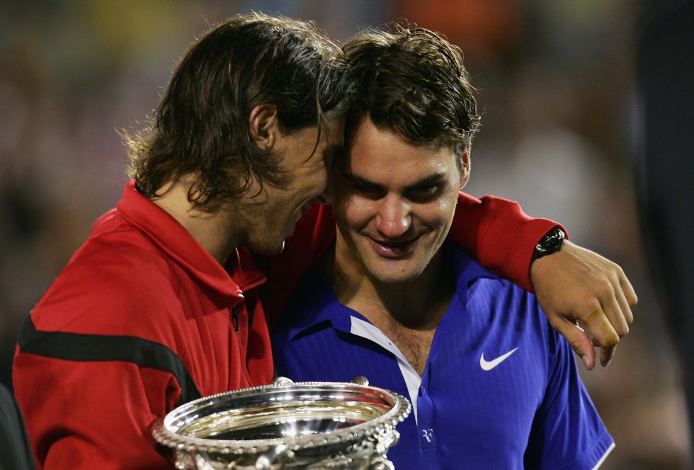 Federer no pudo contener las lágrimas tras caer derrotado en el Open de Australia de 2009 por 7-5, 3-6, 7-6 (3), 3-6 y 6-2. Federer no pudo contener las lágrimas tras caer derrotado en el Open de Australia de 2009 por 7-5, 3-6, 7-6 (3), 3-6 y 6-2.