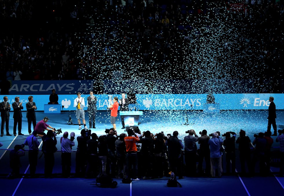 En Londres, Federer levantó la Copa de Maestros al ganar a Nadal por 6-3, 3-6 y 6-1. Este es uno de los pocos trofeos que Rafa no ha conseguido. En Londres, Federer levantó la Copa de Maestros al ganar a Nadal por 6-3, 3-6 y 6-1. Este es uno de los pocos trofeos que Rafa no ha conseguido.