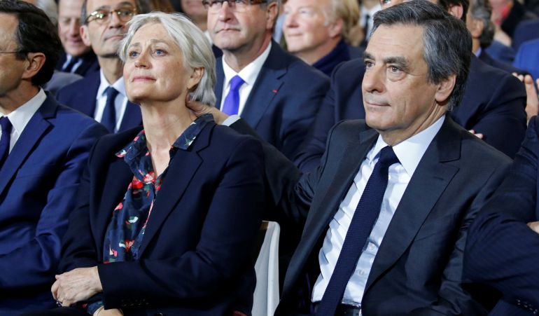 Francois Fillon junto a su mujer Penelop en un acto en París