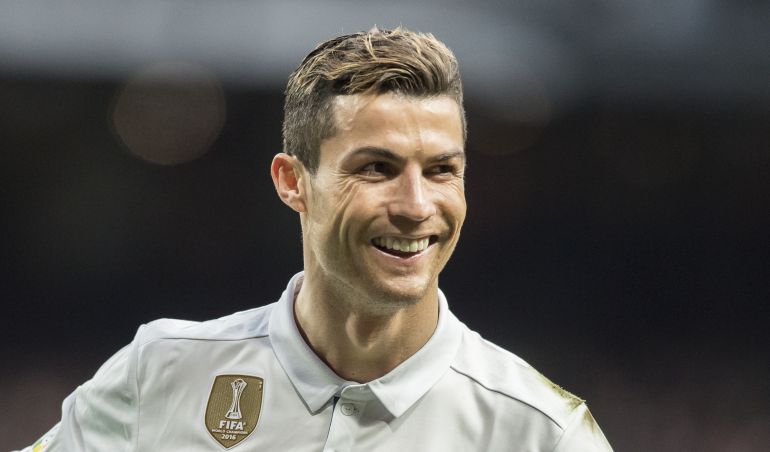 Cristiano Ronaldo sonríe con la camiseta del Real Madrid