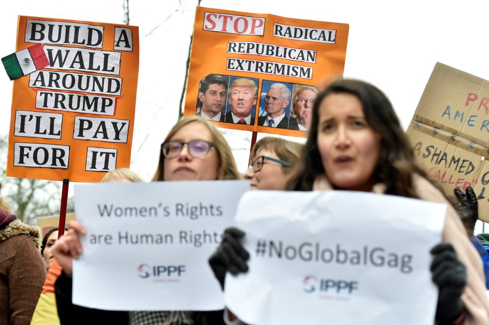 "Construyamos un muro al rededor de Trump, pagaré por él". "STOP al extremismo radical republicano"... algunas de las pancartas de protesta que se ven en Bruselas ante la visita de Pence. "Construyamos un muro al rededor de Trump, pagaré por él". "STOP al extremismo radical republicano"... algunas de las pancartas de protesta que se ven en Bruselas ante la visita de Pence.