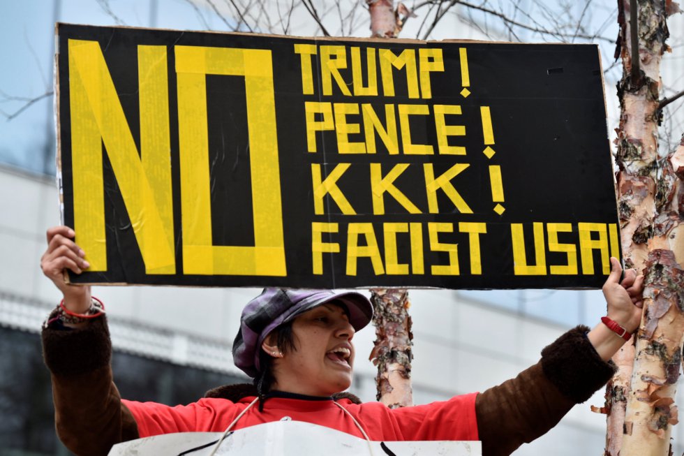 Un manifestante compara a Trump y Pence con el Ku Klux Klan (KKK) y muestra su rechazo al "fasismo". Un manifestante compara a Trump y Pence con el Ku Klux Klan (KKK) y muestra su rechazo al "fasismo".