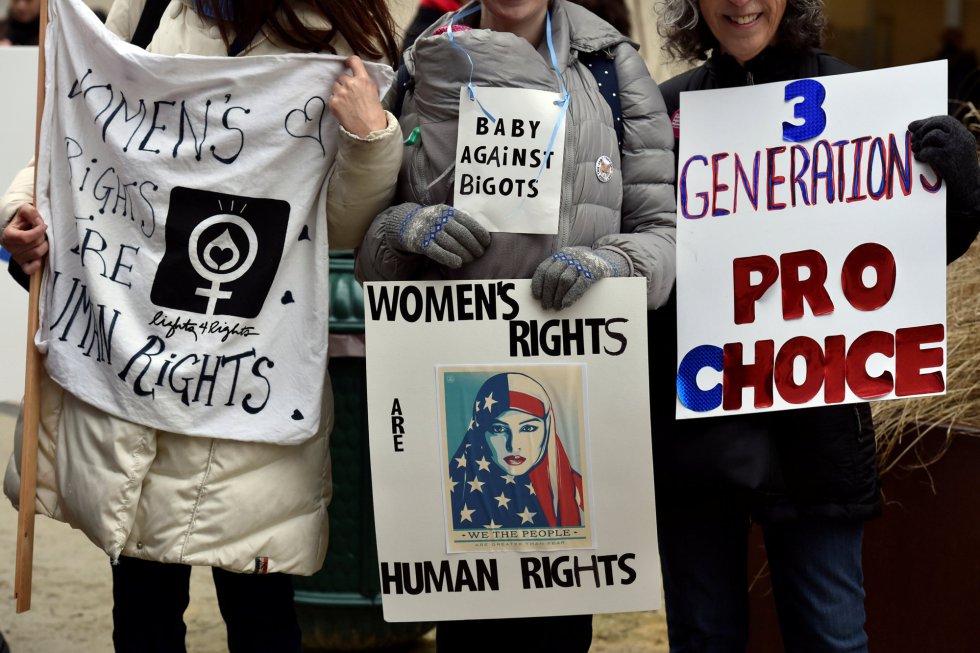 Pancartas en defensa de los derechos de la mujer. Pancartas en defensa de los derechos de la mujer.