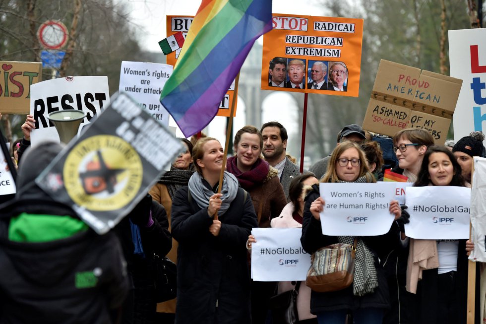 Decenas de personas protestan contra las políticas de Donald Trump en Bruselas ante la visita de su vicepresidente, Mike Pence, que se reunirá con los líderes de las instituciones europeas. Decenas de personas protestan contra las políticas de Donald Trump en Bruselas ante la visita de su vicepresidente, Mike Pence, que se reunirá con los líderes de las instituciones europeas.