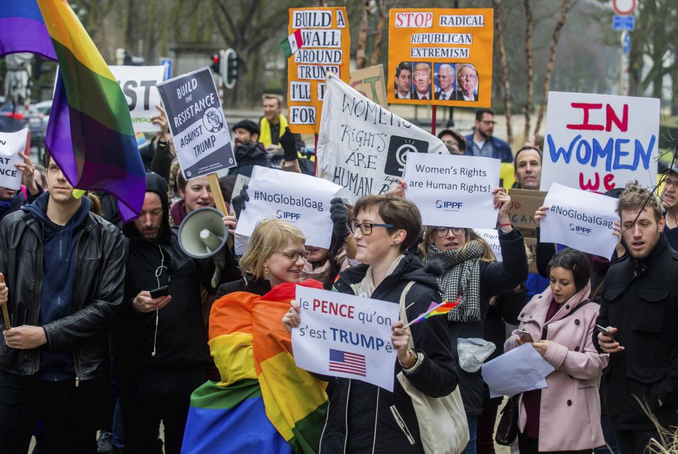 Varios activistas muestran una pancarta contra las políticas estadunidenses en el ámbito de la visita del vicepresidente de EE.UU., Mike Pence, a la Comisión Europea, en Bruselas (Bélgica). Varios activistas muestran una pancarta contra las políticas estadunidenses en el ámbito de la visita del vicepresidente de EE.UU., Mike Pence, a la Comisión Europea, en Bruselas (Bélgica).