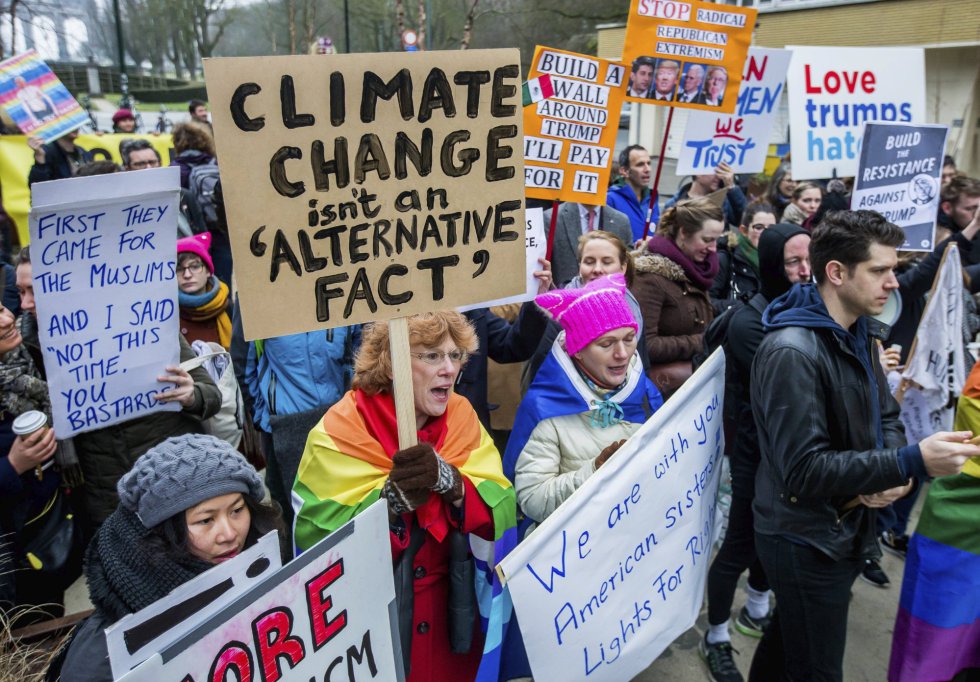 Los manifestantes recuerdan que la lucha contra el cambio climático debe estar presente en las políticas internacionales. Los manifestantes recuerdan que la lucha contra el cambio climático debe estar presente en las políticas internacionales.