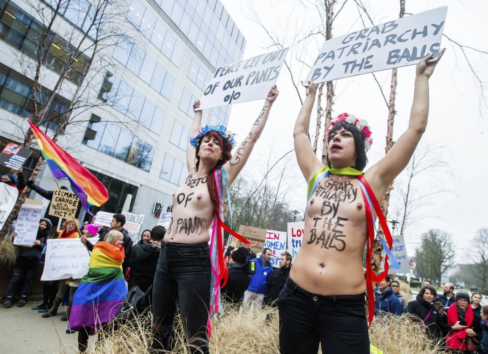 Varias activistas del movimiento feminista FEMEN muestran pancartas contra las políticas estadunidenses. Varias activistas del movimiento feminista FEMEN muestran pancartas contra las políticas estadunidenses.