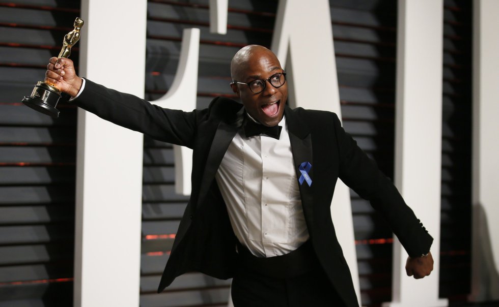 Barry Jenkins, director de"Moonlight", ganadora del Oscar a mejor película sujetando su Oscar. Barry Jenkins, director de"Moonlight", ganadora del Oscar a mejor película sujetando su Oscar.