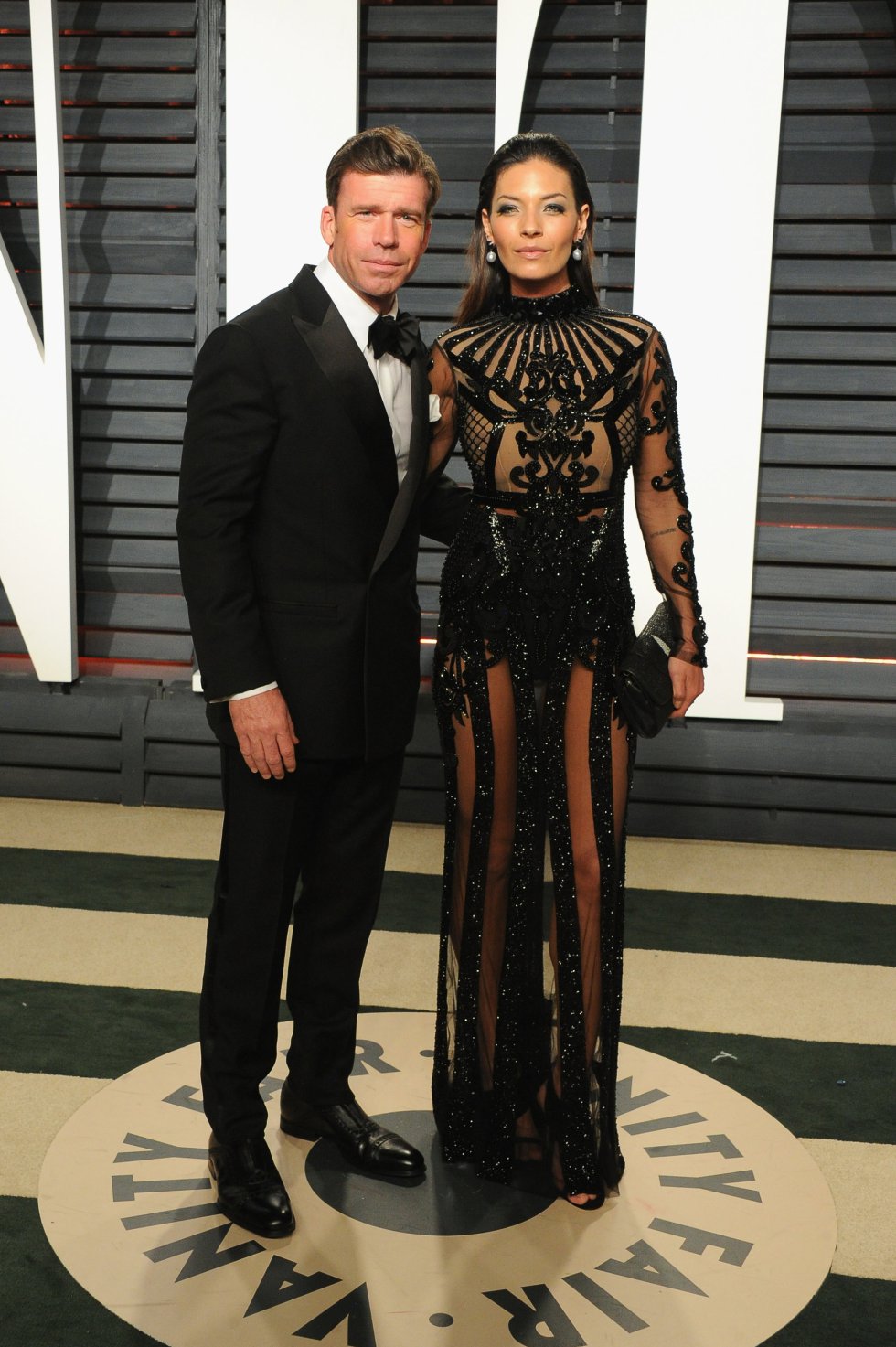 El escritor Taylor Sheridan y Nicole Sheridan en la fiesta de Vanity Fair. El escritor Taylor Sheridan y Nicole Sheridan en la fiesta de Vanity Fair.