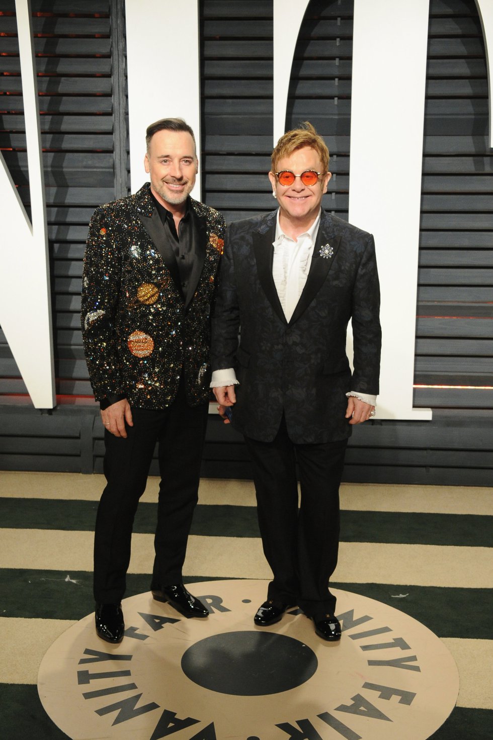 El director David Furnish y el artista Elton John en la fiesta de Vanity Fair. El director David Furnish y el artista Elton John en la fiesta de Vanity Fair.