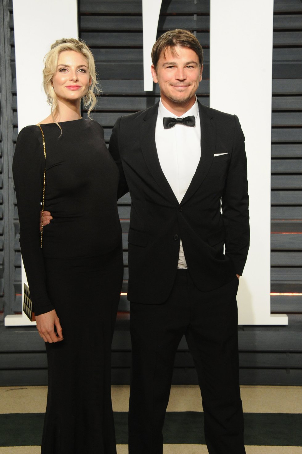 Los actores Tamsin Egerton y Josh Hartnett en la fiesta de Vanity Fair. Los actores Tamsin Egerton y Josh Hartnett en la fiesta de Vanity Fair.