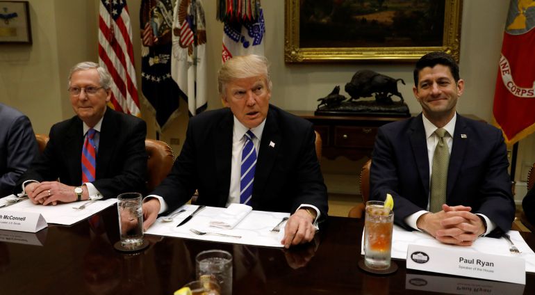 El presidente estadounidense Donald Trump junto con el Portavoz de la Cámara de Representantes Paul Ryan, y el senador republicano Mitch McConnell.