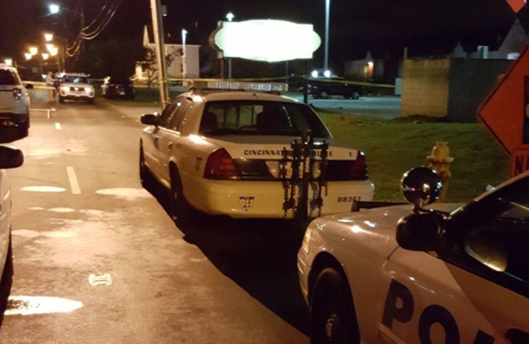 Varias patrullas de la policía de Cincinnati llegan al Club donde se ha producido el tiroteo.