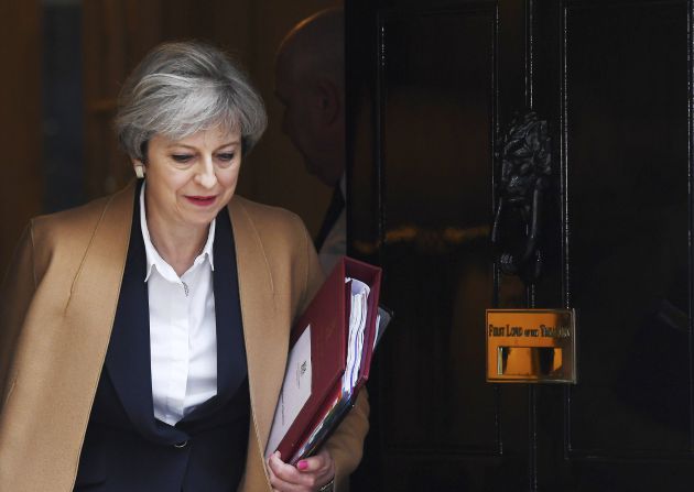 Theresa May sale de Downing Street para acudir al Parlamento.