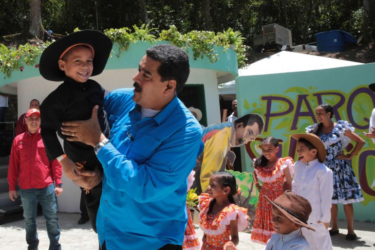Fotografía cedida por el Palacio de Miraflores del presidente de Venezuela, Nicolás Maduro, durante el programa de televisión "Domingo con Maduro"