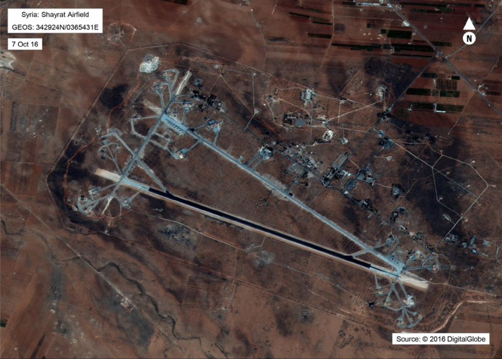 Fotografía cedida por el Departamento de Defensa de los Estados Unidos que muestra una vista aérea del aeropuerto al-Shayrat, cerca de Homs (Siria). Fotografía cedida por el Departamento de Defensa de los Estados Unidos que muestra una vista aérea del aeropuerto al-Shayrat, cerca de Homs (Siria).