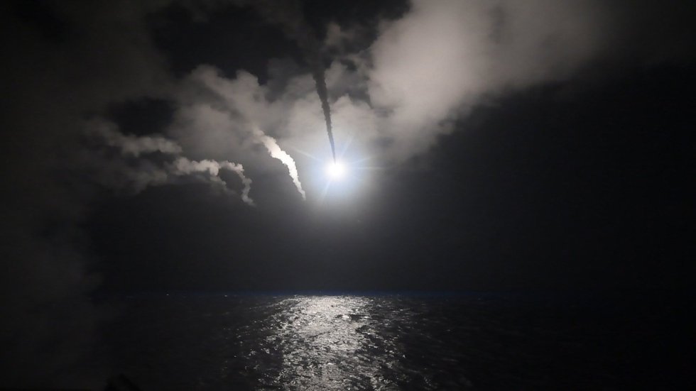Fotografía cedida por la Oficina de Información de la Marina de los Estados Unidos que muestra la nave destructora de misiles USS Ross al momento de lanzar un ataque con misiles Tomahawk en el Mar Meditarráneo. Fotografía cedida por la Oficina de Información de la Marina de los Estados Unidos que muestra la nave destructora de misiles USS Ross al momento de lanzar un ataque con misiles Tomahawk en el Mar Meditarráneo.