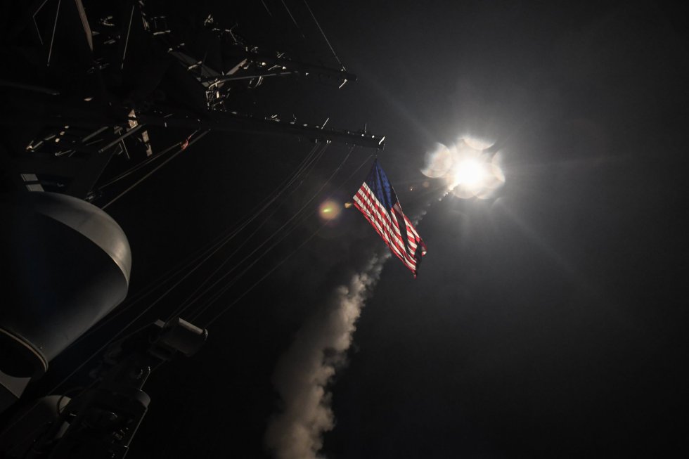 Fotografía cedida por la Oficina de Información de la Marina de los Estados Unidos que muestra la nave destructora de misiles USS Ross al momento de lanzar un ataque con misiles Tomahawk en el Mar Meditarráneo. Fotografía cedida por la Oficina de Información de la Marina de los Estados Unidos que muestra la nave destructora de misiles USS Ross al momento de lanzar un ataque con misiles Tomahawk en el Mar Meditarráneo.