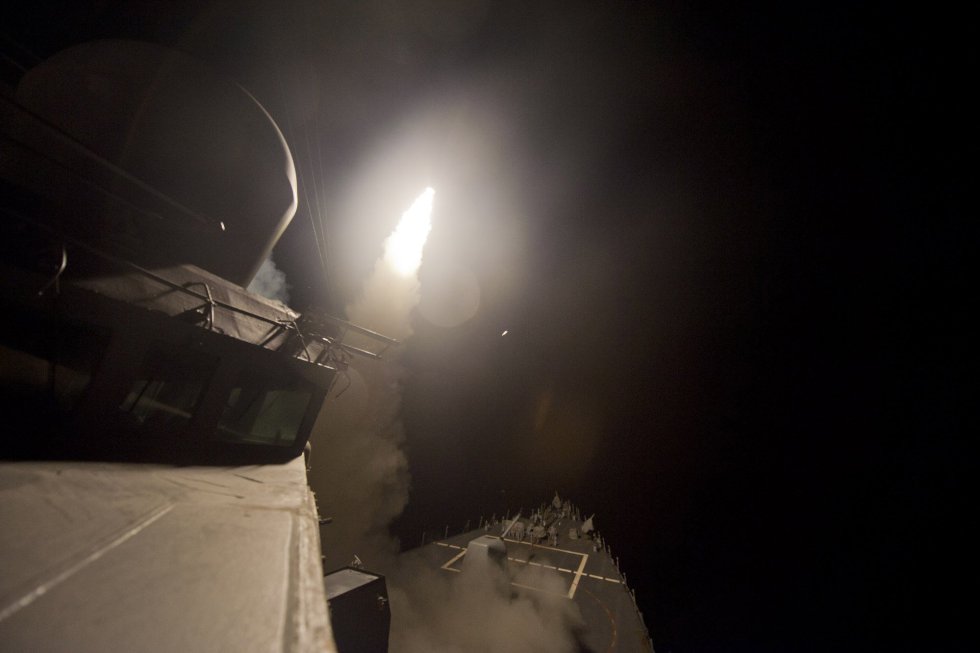 Fotografía cedida por la Oficina de Información de la Marina de los Estados Unidos que muestra la nave destructora de misiles USS Ross al momento de lanzar un ataque con misiles Tomahawk en el Mar Meditarráneo. Fotografía cedida por la Oficina de Información de la Marina de los Estados Unidos que muestra la nave destructora de misiles USS Ross al momento de lanzar un ataque con misiles Tomahawk en el Mar Meditarráneo.