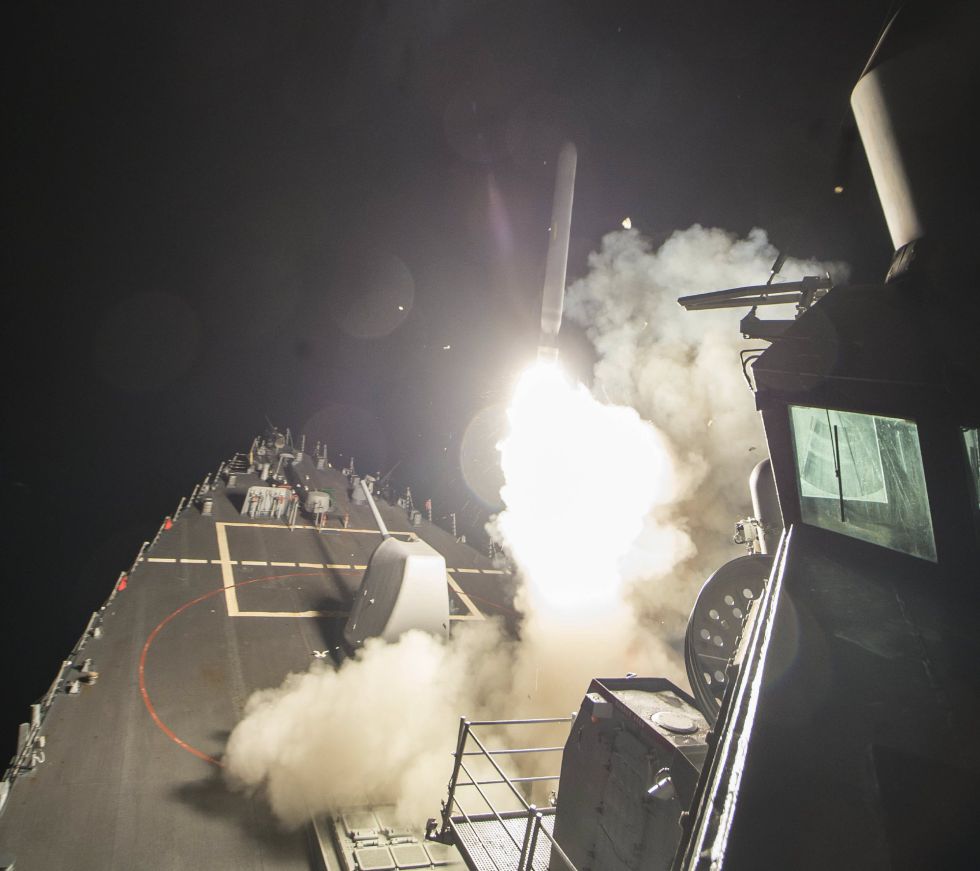 Fotografía cedida por la Oficina de Información de la Marina de los Estados Unidos que muestra la nave destructora de misiles USS Ross al momento de lanzar un ataque con misiles Tomahawk en el Mar Meditarráneo. Fotografía cedida por la Oficina de Información de la Marina de los Estados Unidos que muestra la nave destructora de misiles USS Ross al momento de lanzar un ataque con misiles Tomahawk en el Mar Meditarráneo.