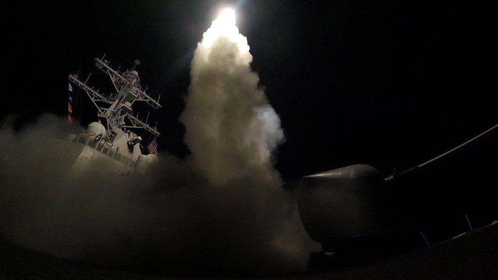 EEUU bombardea una base aérea del ejército sirio en Homs. EEUU bombardea una base aérea del ejército sirio en Homs.