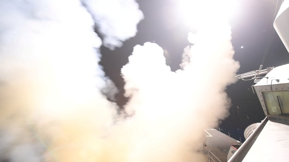EEUU bombardea una base aérea del ejército sirio en Homs. EEUU bombardea una base aérea del ejército sirio en Homs.
